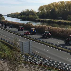 Protesterende boeren over N279 naar Den Bosch