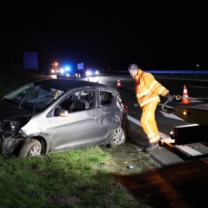 Auto tegen geluidswal A50 Veghel