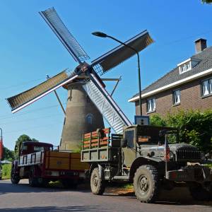 Oude auto's, motoren en bromfietsen ronken weer bij de Eerdse molen