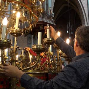 Kroonluchter Lambertuskerk Veghel klaar voor bezichtiging (video)