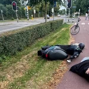 Scooter slipt op Populierenlaan Veghel door nat geworden bloesem