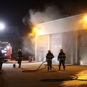 Brand veroorzaakt veel schade bij autobedrijf in Veghel