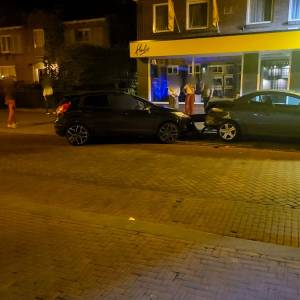 Bestuurder vlucht na rammen auto's Veghel