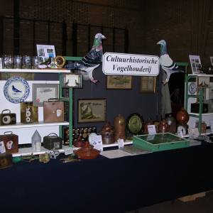 Verzamelbeurs met expositie postduivenhouderij