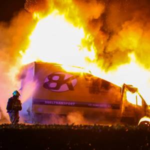 Bakwagen op parkeerterrein Mc Donalds Veghel volledig uitgebrand (video)