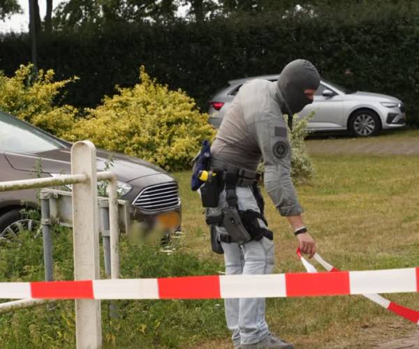 Politie vindt vuurwapens en munitie bij inval in Boerdonk; man aangehouden