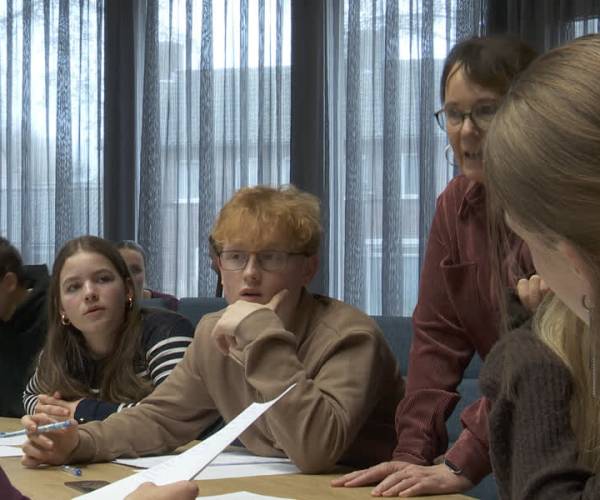 Leerlingen nemen de raadszaal over 