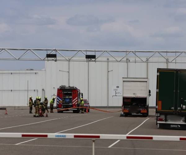 Accu valt om en lekt accuzuur op terrein Sligro in Veghel