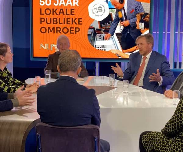 Koning bezoekt Dtv Nieuws in Oss in het kader van 50 jaar lokale omroep (video)