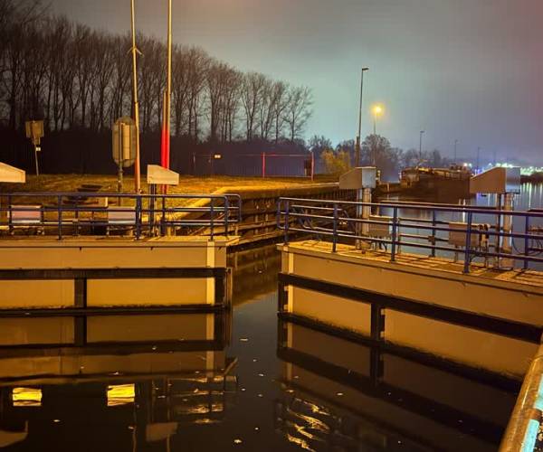 Aanvaring bij Sluis Schijndel; scheepvaart ligt stil