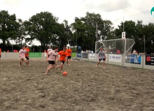 144 teams op beach-soccer voetbaltoernooi (video)