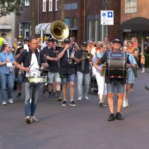 Defilé sluit Avondvierdaagse in Veghel af (video)