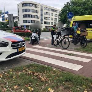 Pizzakoerier botst met auto op de Populierenlaan in Veghel