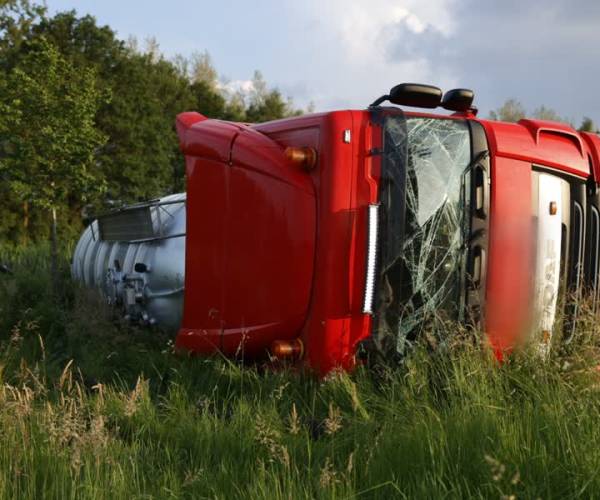 Vrachtwagen Kantelt Op Udenseweg Veghel | Omroep Meierij