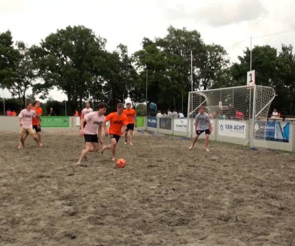 144 teams op beach-soccer voetbaltoernooi (video)