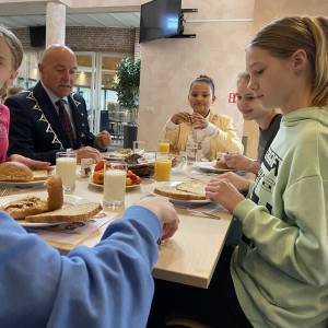 'Burgemeestersontbijt' met 2 burgemeesters en 28 kinderen