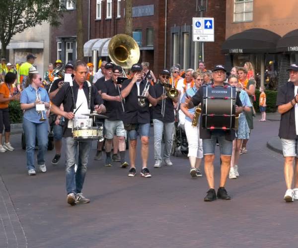 Defilé sluit Avondvierdaagse in Veghel af (video)