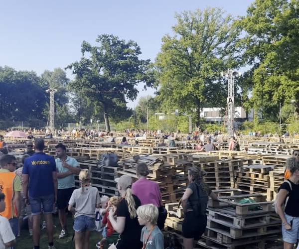Kinderen nemen bezit van het Julianapark (video)