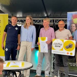 Voetbalvereniging RKVV Erp krijgt gouden certificaat voor scheidsrechtersopleiding (video)