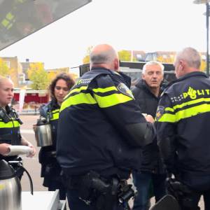 Politie deelt koffie uit om herkenbaarheid te verbeteren (video)