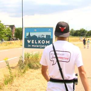 Na bijna 300 kilometer wandelen finishte Joshua (20) zondag in Veghel (video)