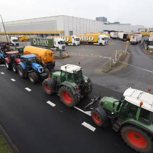 Blokkade door boeren bij distributiecentrum Jumbo Veghel