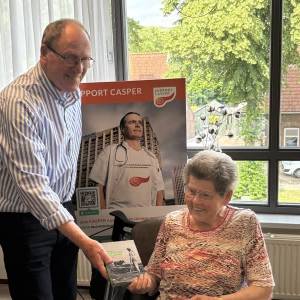 Bewoners Laverhof ontvangen dvd ‘Boerensymphonie’ van Wim van Lankveld