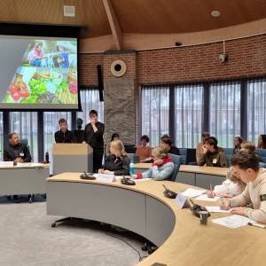 Politieke les voor jongeren in bestuurscentrum Meierijstad (video)