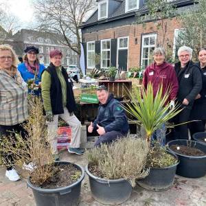 Vrienden van Poehaa creëert buurttuin in Veghel tijdens NL Doet