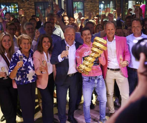 Huldiging Jumbo renner Primoz Roglic na overwinning Giro d’Italia