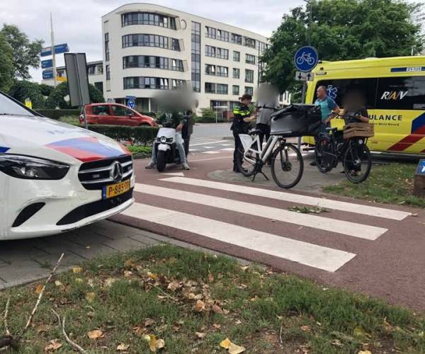 Pizzakoerier botst met auto op de Populierenlaan in Veghel