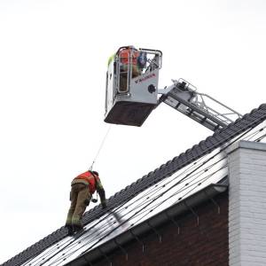 Grote dakplaat dreigt door de lucht te vliegen