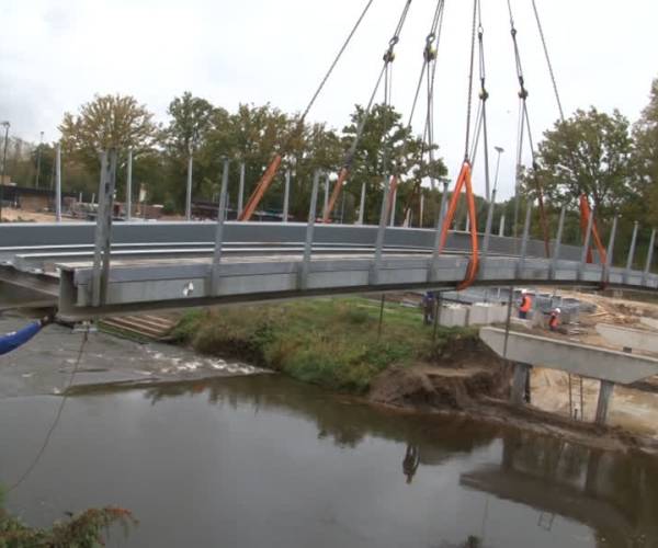 Koos van Schaïkbrug terug op vertrouwde plek gezet (video)