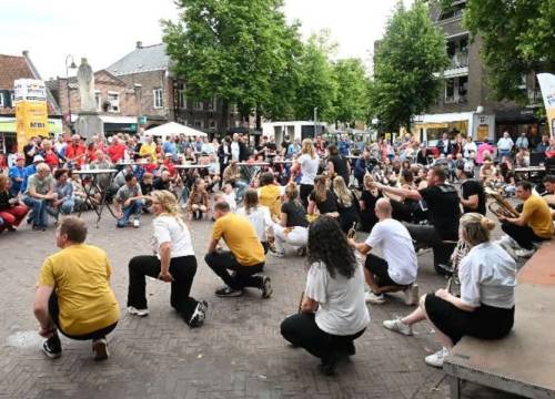 Rooi Blaost 2025: Blaasmuziek vult centrum Sint-Oedenrode voor de tweede keer (video)