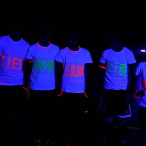 Voetballen tijdens ‘Glow in the dark’ (Video)
