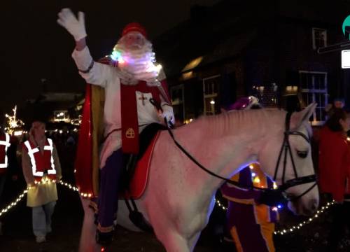 Sfeervolle en drukbezochte lichtjes intocht Sinterklaas in Schijndel (video)