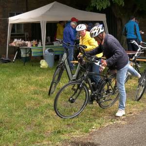 Regen deert deelnemers 55e editie 'Vat oe Fiets' niet (video)