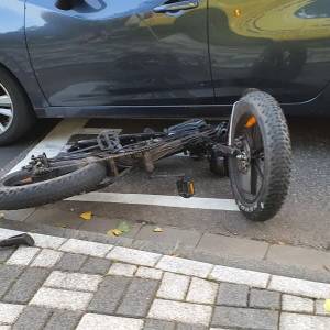 Fatbike onder auto bij ongeluk Populierenlaan Veghel