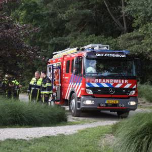 Brandweer helpt kind dat vast zit in wipkip