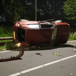 Auto ramt twee keer vangrail op weg Schijndel-Boxtel