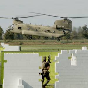 Ruim 10.000 bezoekers zien op Vlagheide parachutisten en helikopters (video)