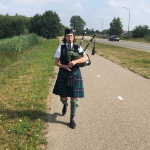 Sylvia Debie uit Sint-Oedenrode trekt veel bekijks als ze met haar doedelzak rond het dorp loopt