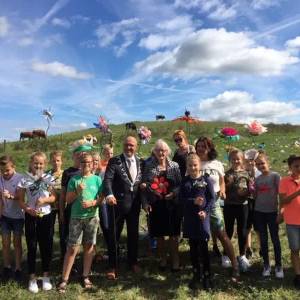 Zarah Verhagen (10) en Nell Dirkse (92) openen bloemrijk eerbetoon aan bevrijders