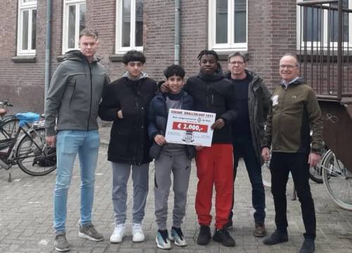 Krollenloop schenkt 2000 euro aan jongerencentrum De Kluis