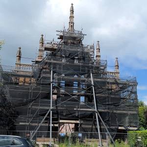 2,5 jaar na de brand staat de congregatiekapel er nog steeds verlaten bij (video)