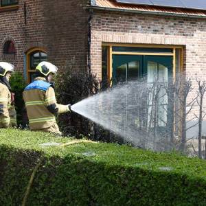 Brandende heg in Veghel zorgt voor verkeershinder