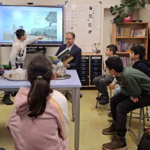 Wethouder leest voor in nieuwkomersklas Schijndel