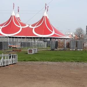 Opbouw Paaspop in volle gang