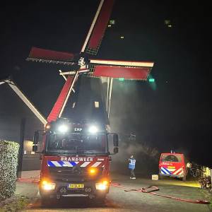 Realistische brandoefening bij korenmolen De Hoop