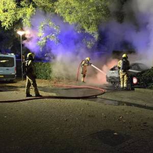 Auto volledig uitgebrand in de Jan van Cuykstraat